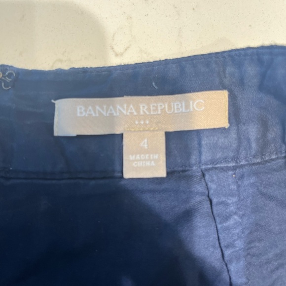 Banana Republic navy blue knee length skirt. Good condition. Size 4 - Picture 2 of 2